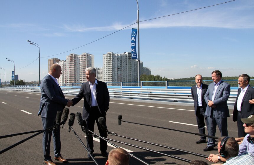 Мэр Москвы открыл эстакаду и проконтролировал снос "хрущевок" 5 фото