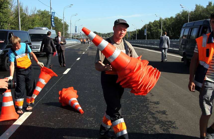 Мэр Москвы открыл эстакаду и проконтролировал снос "хрущевок" 7 фото