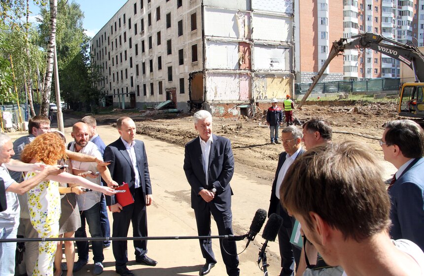 Мэр Москвы открыл эстакаду и проконтролировал снос "хрущевок" 11 фото