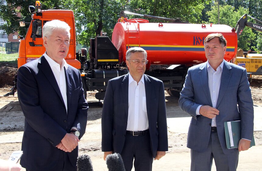 Мэр Москвы открыл эстакаду и проконтролировал снос "хрущевок" 10 фото