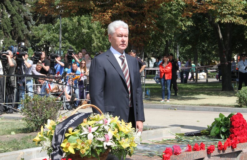 Сергей Собянин возложил цветы у станции метро "Парк Победы" 14 фото