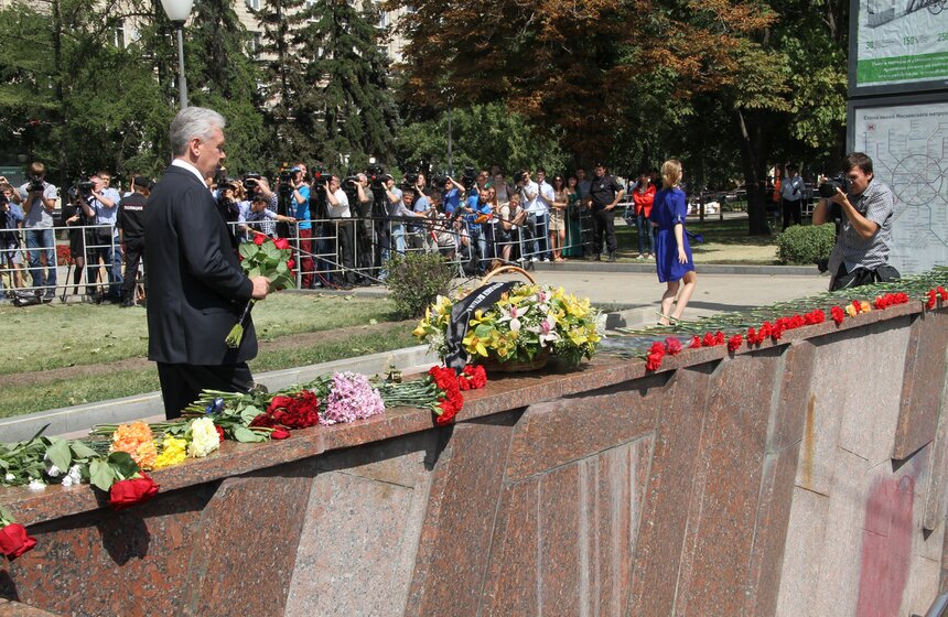 Сергей Собянин возложил цветы у станции метро "Парк Победы" 13 фото