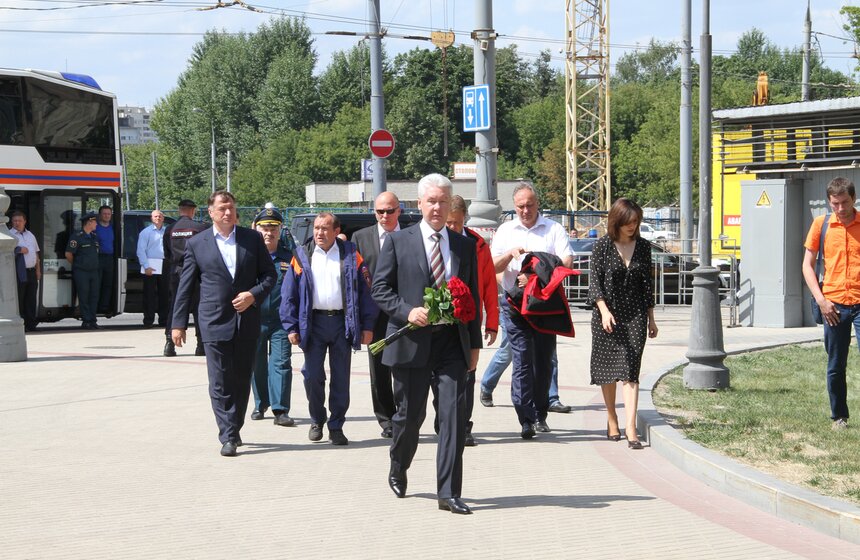 Сергей Собянин возложил цветы у станции метро "Парк Победы" 12 фото