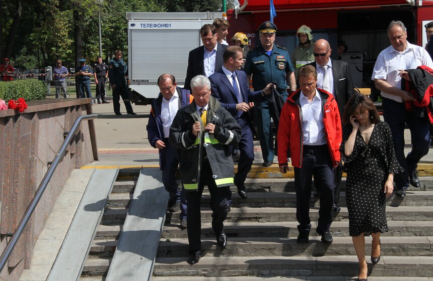 Сергей Собянин возложил цветы у станции метро "Парк Победы" 15 фото