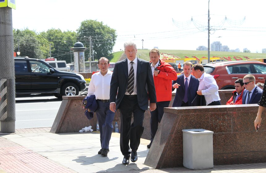 Сергей Собянин возложил цветы у станции метро "Парк Победы" 16 фото