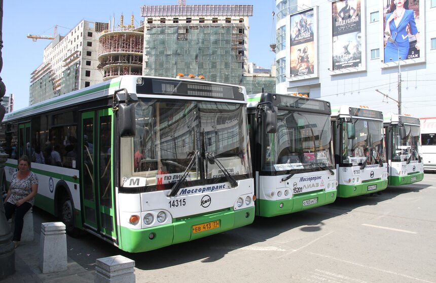 Сергей Собянин возложил цветы у станции метро "Парк Победы" 6 фото