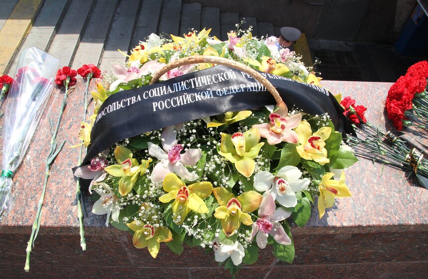 Сергей Собянин возложил цветы у станции метро "Парк Победы" 9 фото