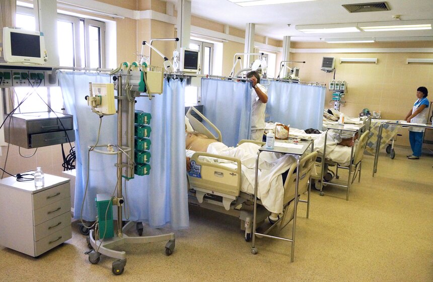 В Боткинской больнице оказывают помощь раненым в крушении поезда 7 фото