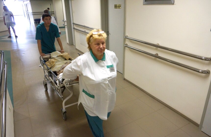 В Боткинской больнице оказывают помощь раненым в крушении поезда 5 фото