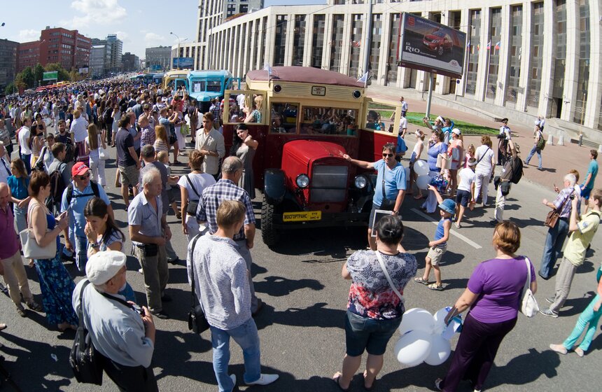 В Москве состоялся парад ретро-автобусов 19 фото