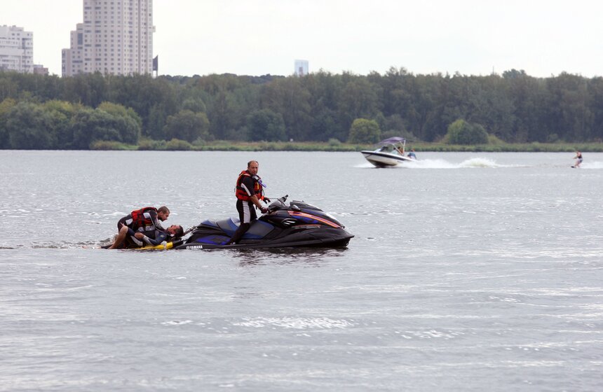 Учения МЧС прошли на станции "Строгино" 4 фото