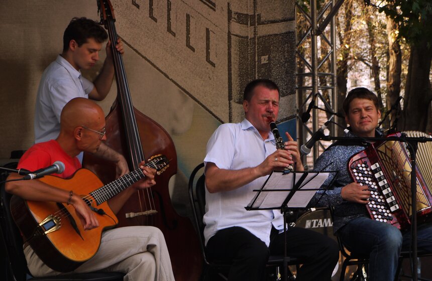 На Патриарших прудах прошел День Булгакова 10 фото