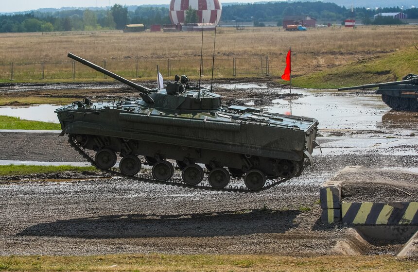 В Подмосковье открылась выставка гражданской и военной техники 18 фото