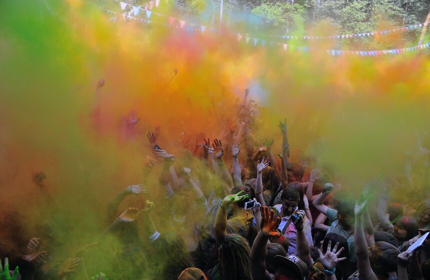 В парке "Фили" состоялся фестиваль красок "Холи" 9 фото