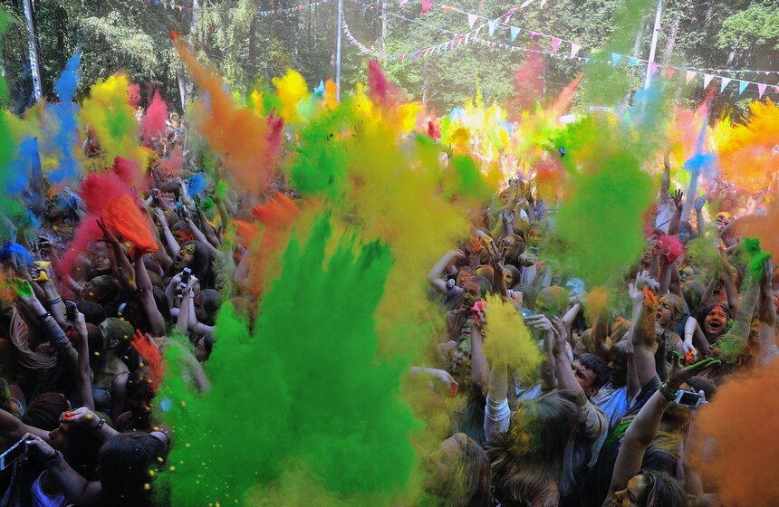 В парке "Фили" состоялся фестиваль красок "Холи" 8 фото