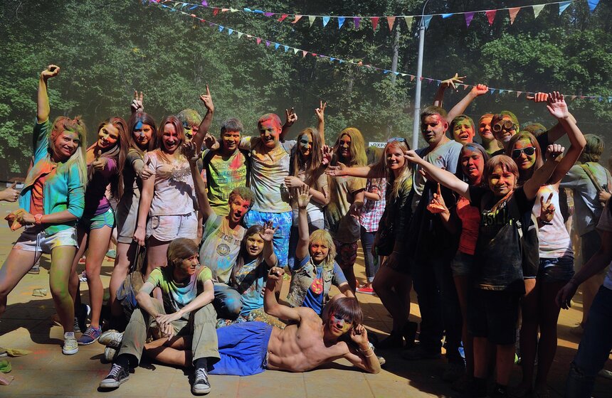 В парке "Фили" состоялся фестиваль красок "Холи" 2 фото