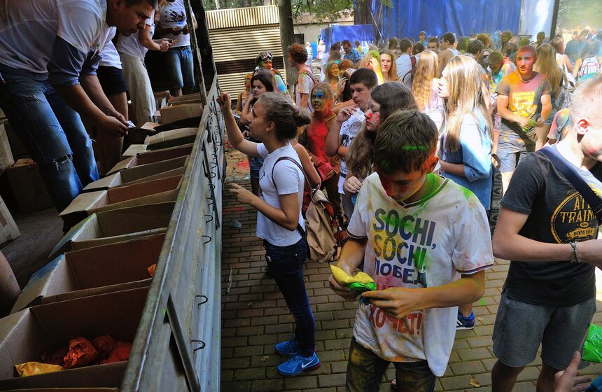 В парке "Фили" состоялся фестиваль красок "Холи" 1 фото