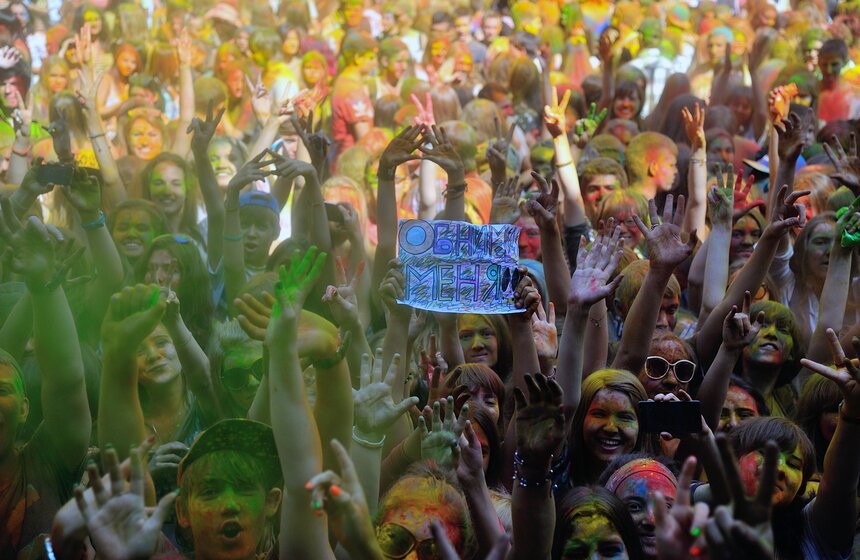 В парке "Фили" состоялся фестиваль красок "Холи" 3 фото