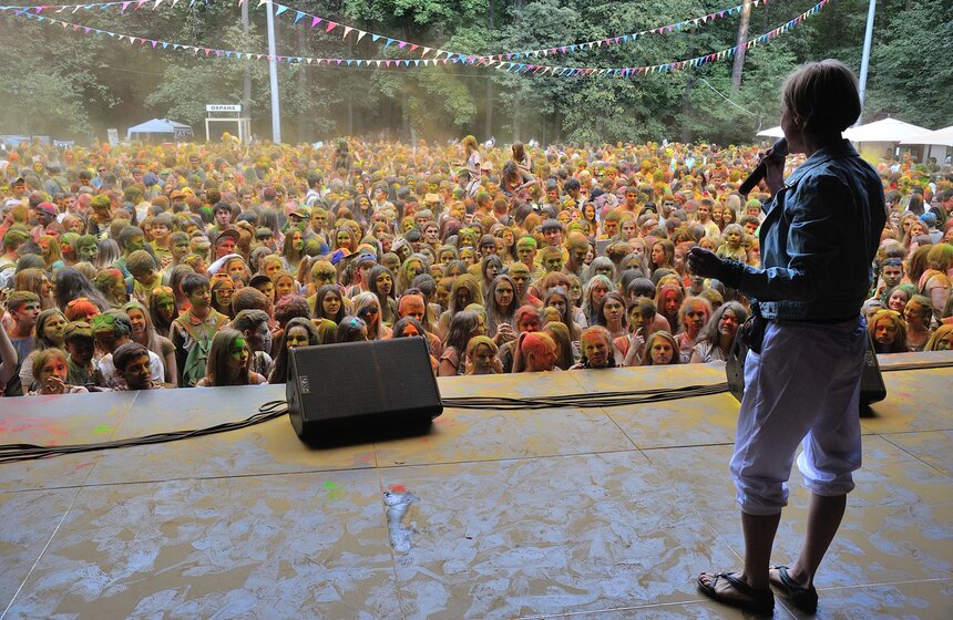 В парке "Фили" состоялся фестиваль красок "Холи" 5 фото