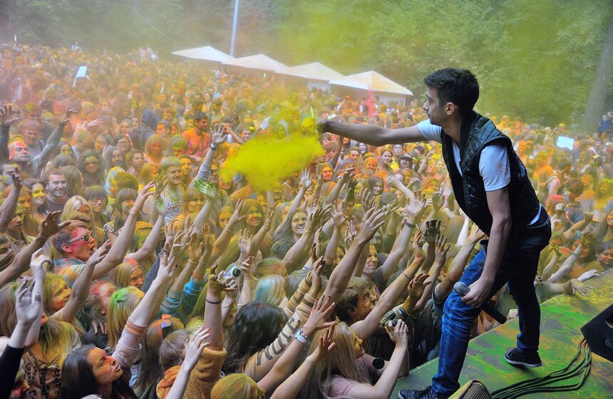 В парке "Фили" состоялся фестиваль красок "Холи" 13 фото