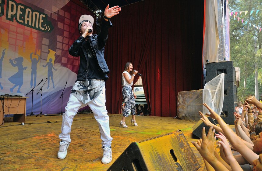 В парке "Фили" состоялся фестиваль красок "Холи" 16 фото