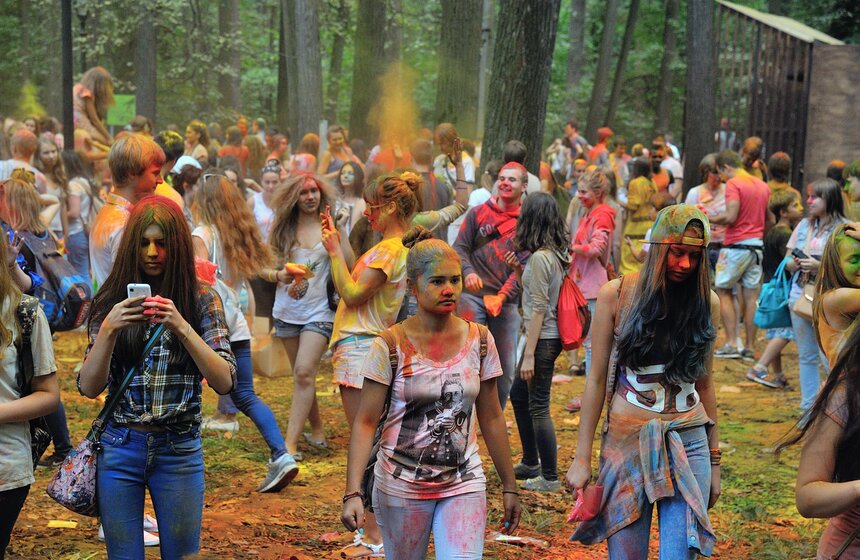 В парке "Фили" состоялся фестиваль красок "Холи" 14 фото