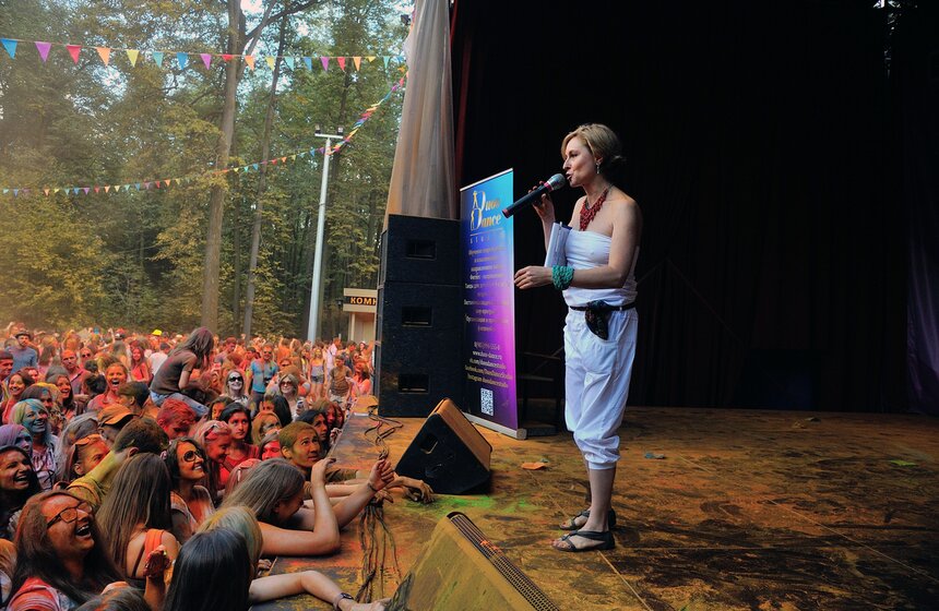 В парке "Фили" состоялся фестиваль красок "Холи" 17 фото