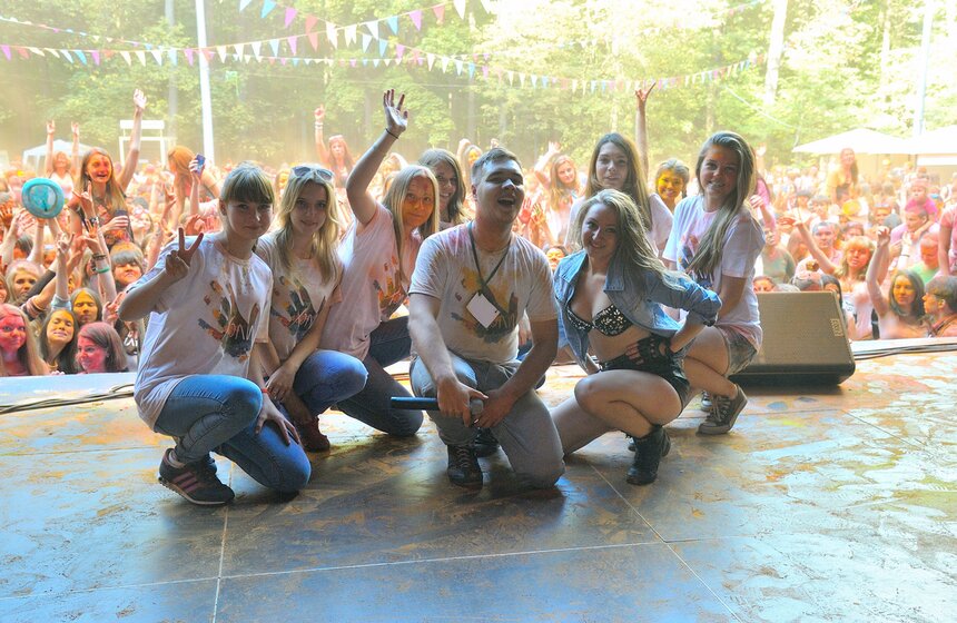 В парке "Фили" состоялся фестиваль красок "Холи" 20 фото