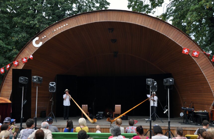 В саду имени Баумана проходят "Швейцарские вечера" 12 фото