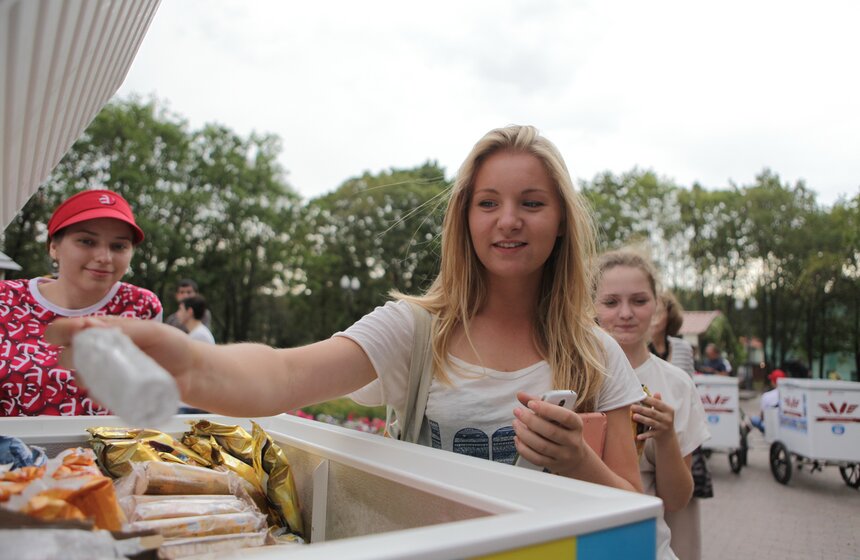 В Москве презентовали велоприлавки по продаже мороженого и воды 13 фото