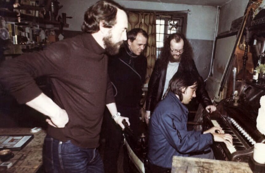 Сергей Курехин, Сергей Летов и Геннадий Сахаров. Свердловск, 1986 год.<br /><br />Фото:<a href="http://www.letov.ru" target="_blank">letov.ru</a>