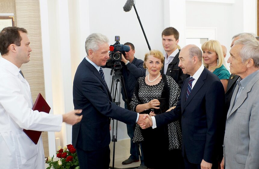 Мэр Москвы поздравил коллектив 20-й горбольницы с 50-летием 8 фото