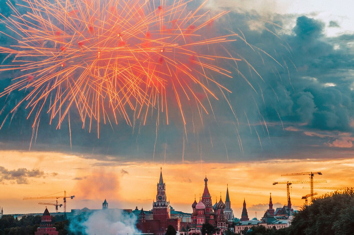 Фейерверки россия. Салют Победы в Москве. Салют "красная площадь". Салют на красной площади 9 мая. Московский Кремль салют.