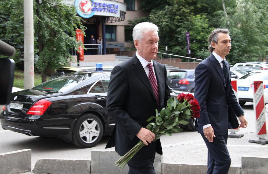 Сергей Собянин возложил цветы в память об убитых журналистах 3 фото