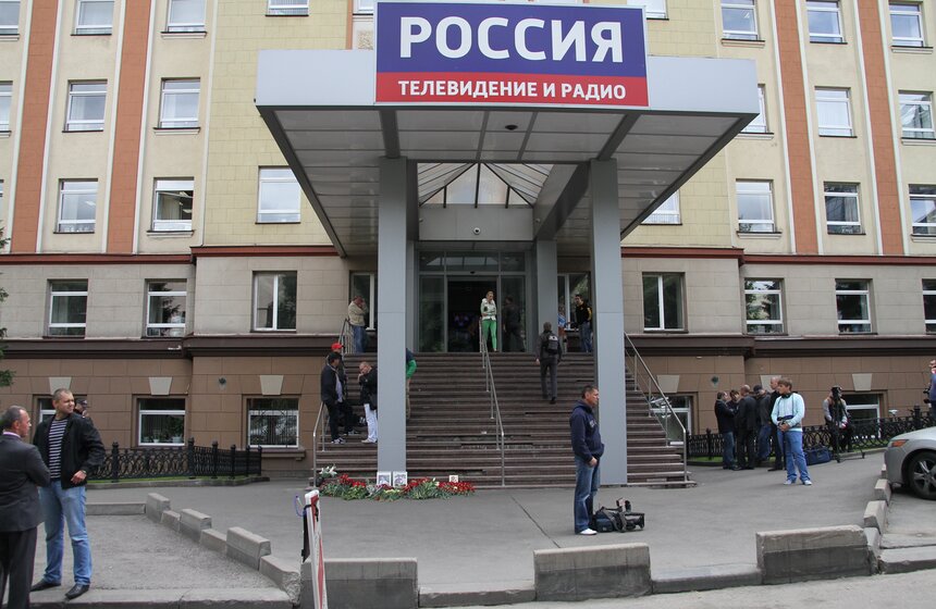 Сергей Собянин возложил цветы в память об убитых журналистах 1 фото