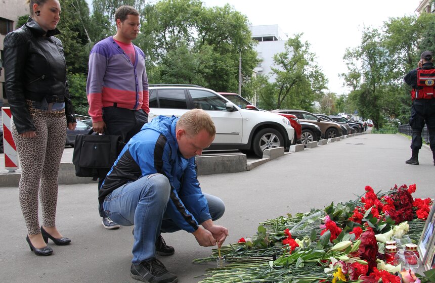 Сергей Собянин возложил цветы в память об убитых журналистах 9 фото