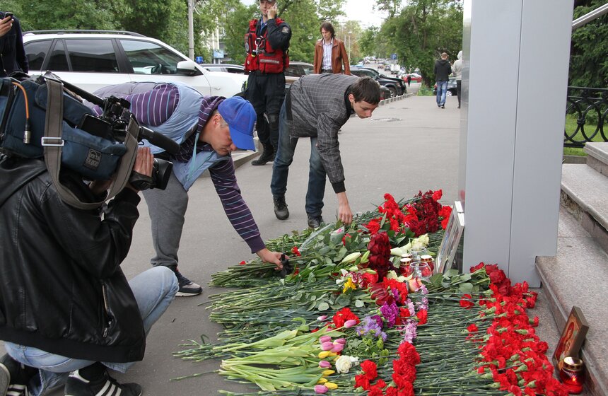 Сергей Собянин возложил цветы в память об убитых журналистах 8 фото