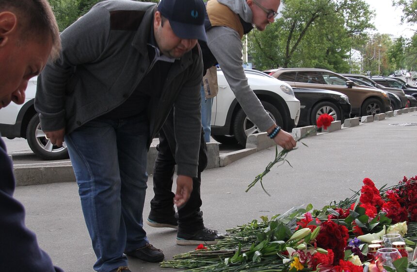 Сергей Собянин возложил цветы в память об убитых журналистах 5 фото