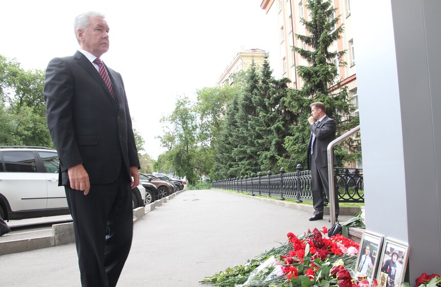 Сергей Собянин возложил цветы в память об убитых журналистах 4 фото