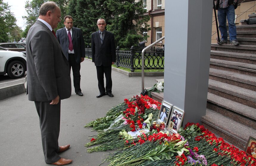 Сергей Собянин возложил цветы в память об убитых журналистах 6 фото