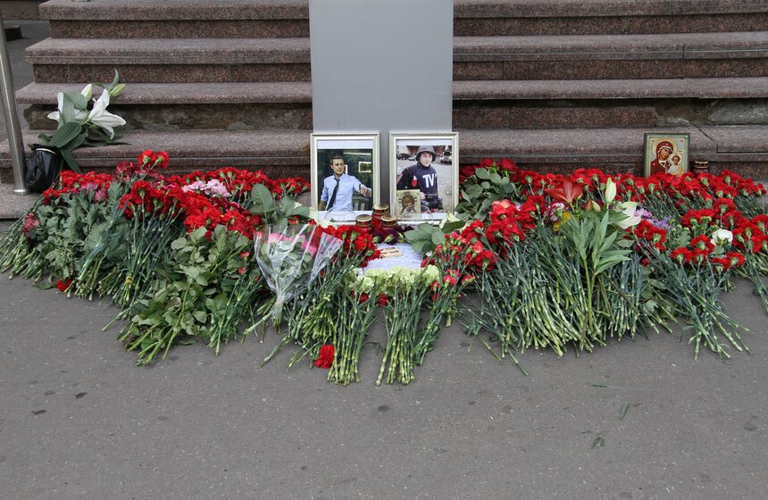 Сергей Собянин возложил цветы в память об убитых журналистах 13 фото