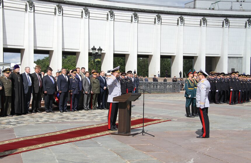 В Москве прошла торжественная церемония вручения знамени ГУ МВД 3 фото