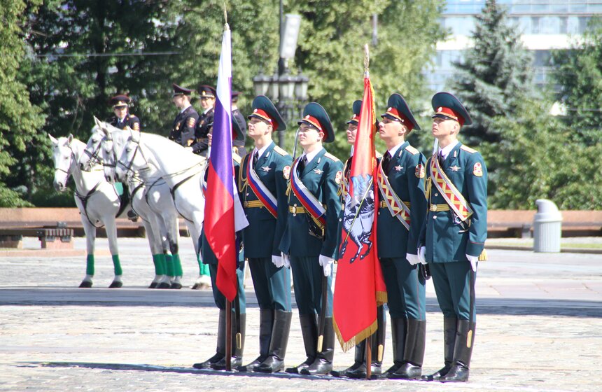 В Москве прошла торжественная церемония вручения знамени ГУ МВД 2 фото
