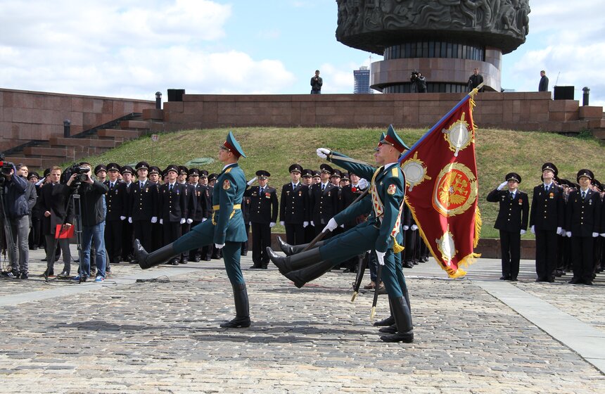 В Москве прошла торжественная церемония вручения знамени ГУ МВД 5 фото