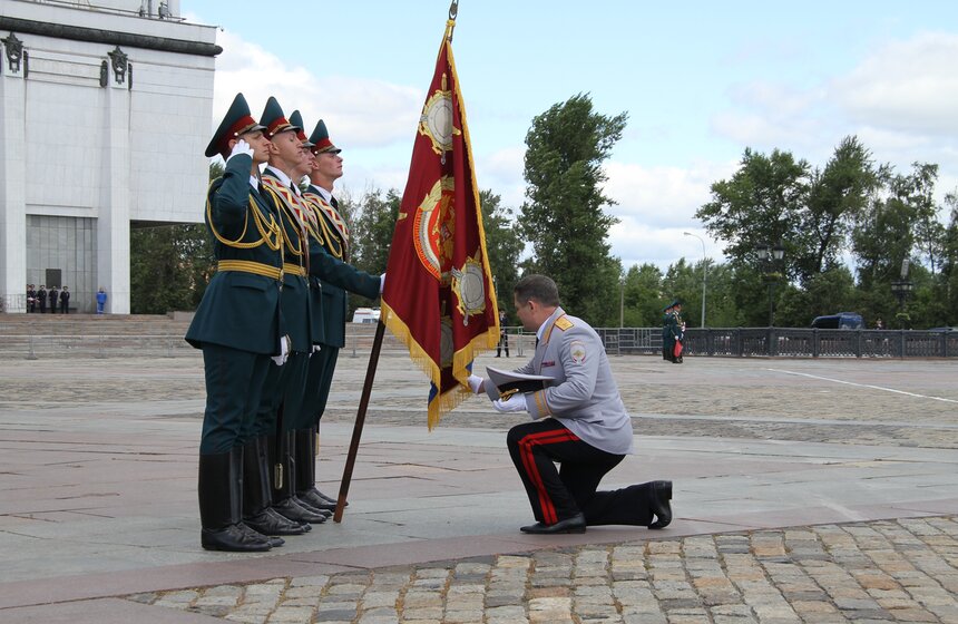 В Москве прошла торжественная церемония вручения знамени ГУ МВД 6 фото