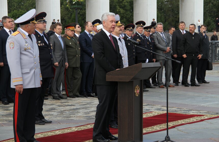 В Москве прошла торжественная церемония вручения знамени ГУ МВД 17 фото