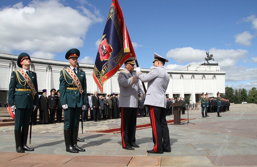 В Москве прошла торжественная церемония вручения знамени ГУ МВД 12 фото