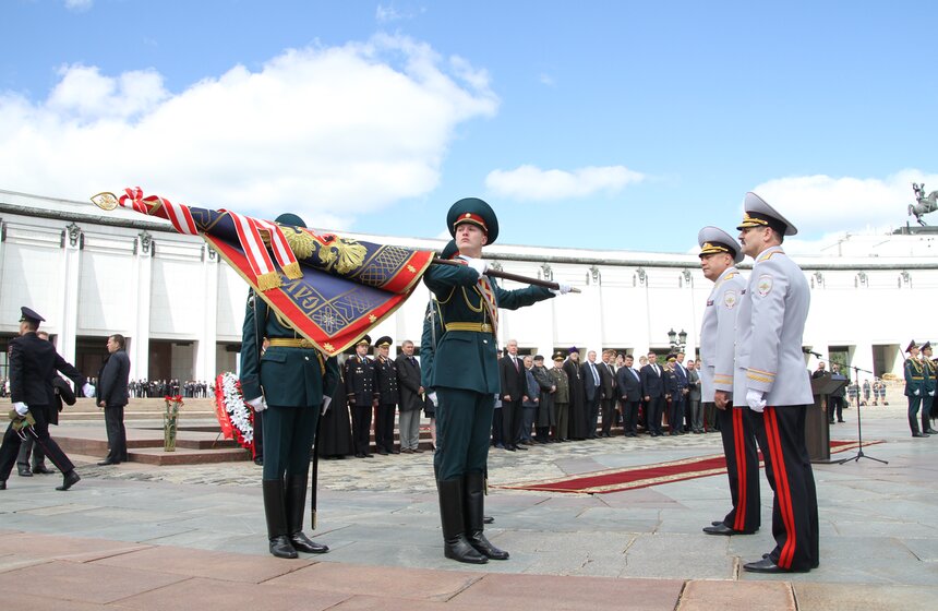 В Москве прошла торжественная церемония вручения знамени ГУ МВД 11 фото