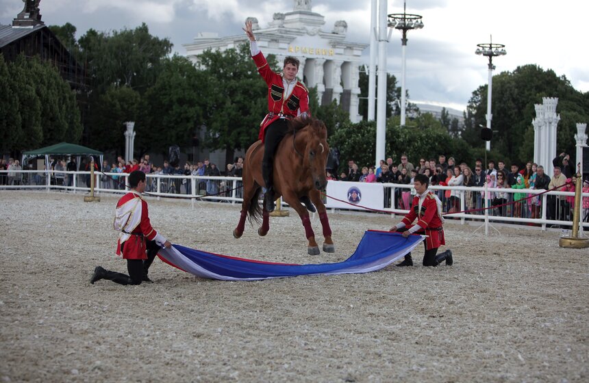 На ВДНХ выступила Кремлевская школа верховой езды 6 фото