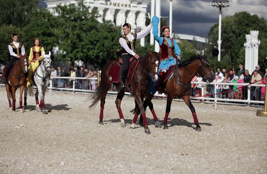На ВДНХ выступила Кремлевская школа верховой езды 10 фото